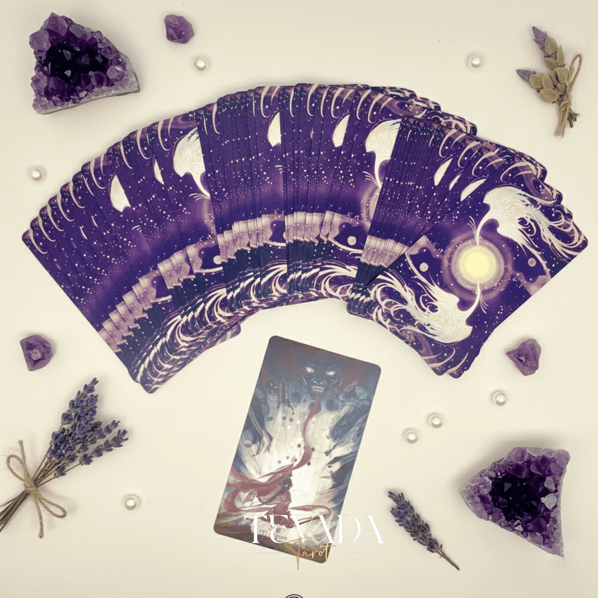 Explorez des conseils intuitifs avec le Fabled Cloudland Tarot Deck DELUXE, un tarot de la mythologie chinoise de 78 cartes présentant un art fluide, des figures célestes et une sagesse symbolique.