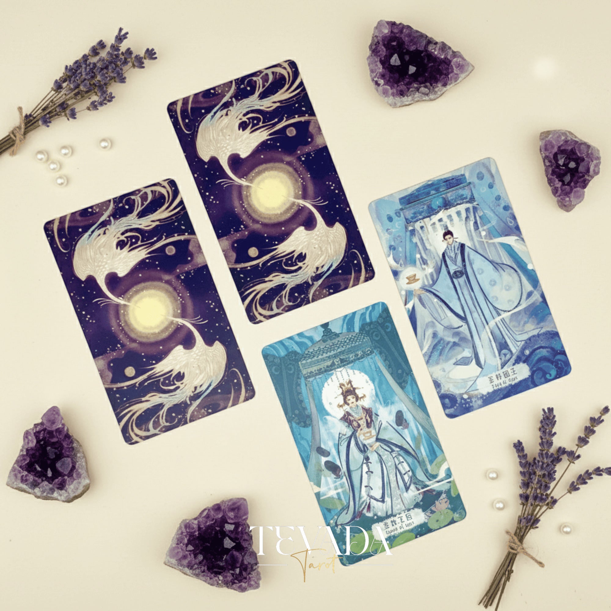 Explorez des conseils intuitifs avec le Fabled Cloudland Tarot Deck DELUXE, un tarot de la mythologie chinoise de 78 cartes présentant un art fluide, des figures célestes et une sagesse symbolique.
