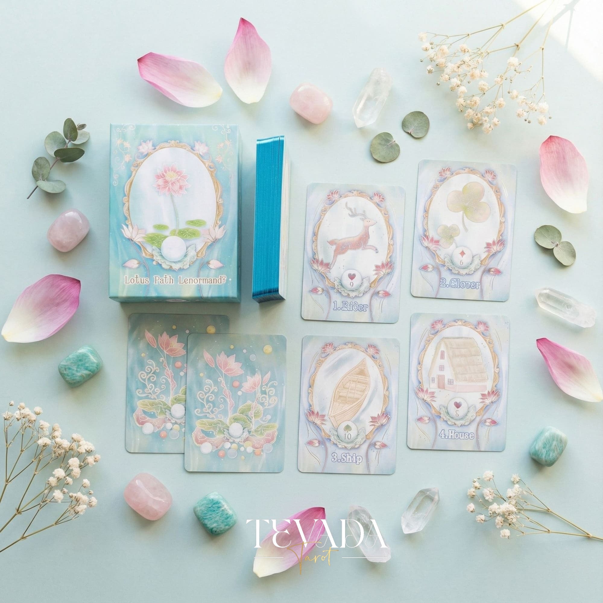 Baraja Lotus Path Lenormand con lámina dorada holográfica y arte de loto en colores pastel para una adivinación intuitiva.