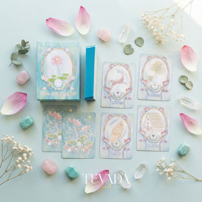 ロータス パス ルノルマン デッキには、ホログラフィックの金箔とパステルのロータス アートが施されており、直感的な占いが可能です。