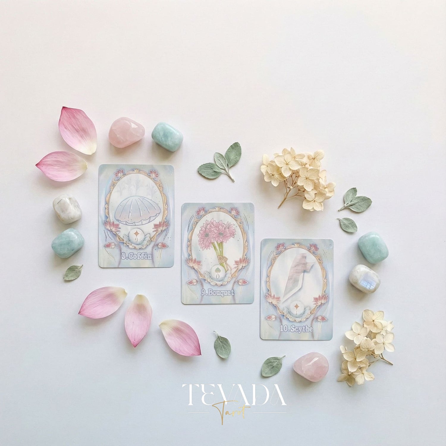 ロータス パス ルノルマン デッキには、ホログラフィックの金箔とパステルのロータス アートが施されており、直感的な占いが可能です。