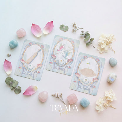 ロータス パス ルノルマン デッキには、ホログラフィックの金箔とパステルのロータス アートが施されており、直感的な占いが可能です。