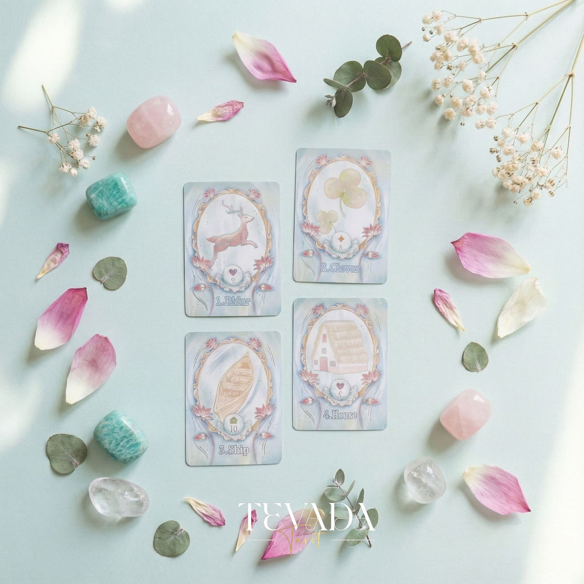 Baraja Lotus Path Lenormand con lámina dorada holográfica y arte de loto en colores pastel para una adivinación intuitiva.