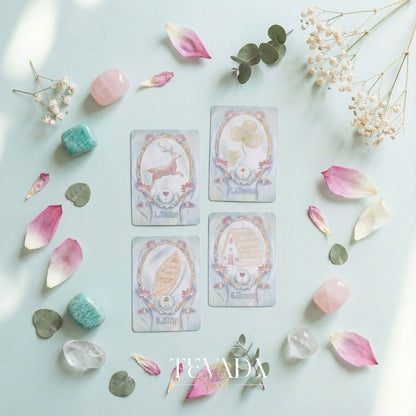 ロータス パス ルノルマン デッキには、ホログラフィックの金箔とパステルのロータス アートが施されており、直感的な占いが可能です。