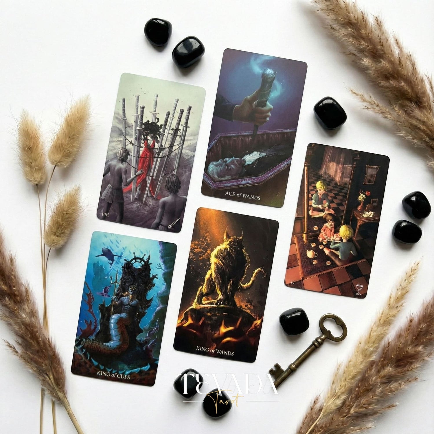 光と影を探求する神秘的なハロウィーンをテーマにしたアートワークを特徴とするミッドナイト ブールバード タロット カード