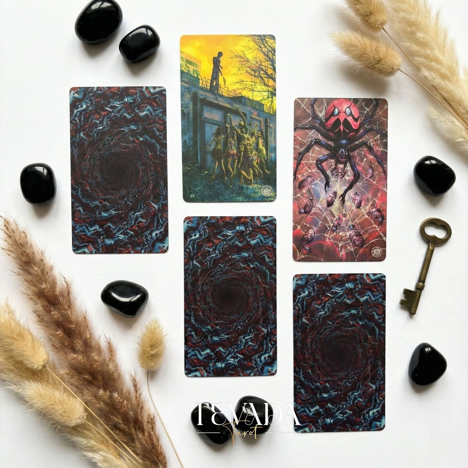 光と影を探求する神秘的なハロウィーンをテーマにしたアートワークを特徴とするミッドナイト ブールバード タロット カード