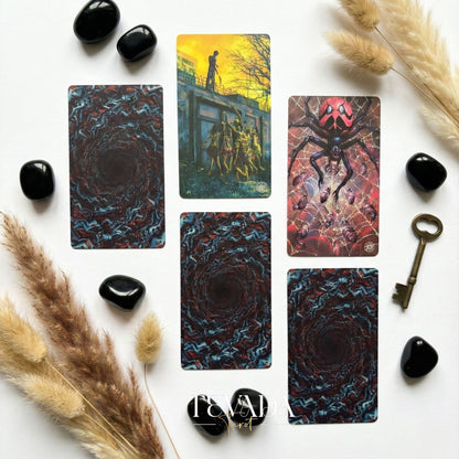 光と影を探求する神秘的なハロウィーンをテーマにしたアートワークを特徴とするミッドナイト ブールバード タロット カード