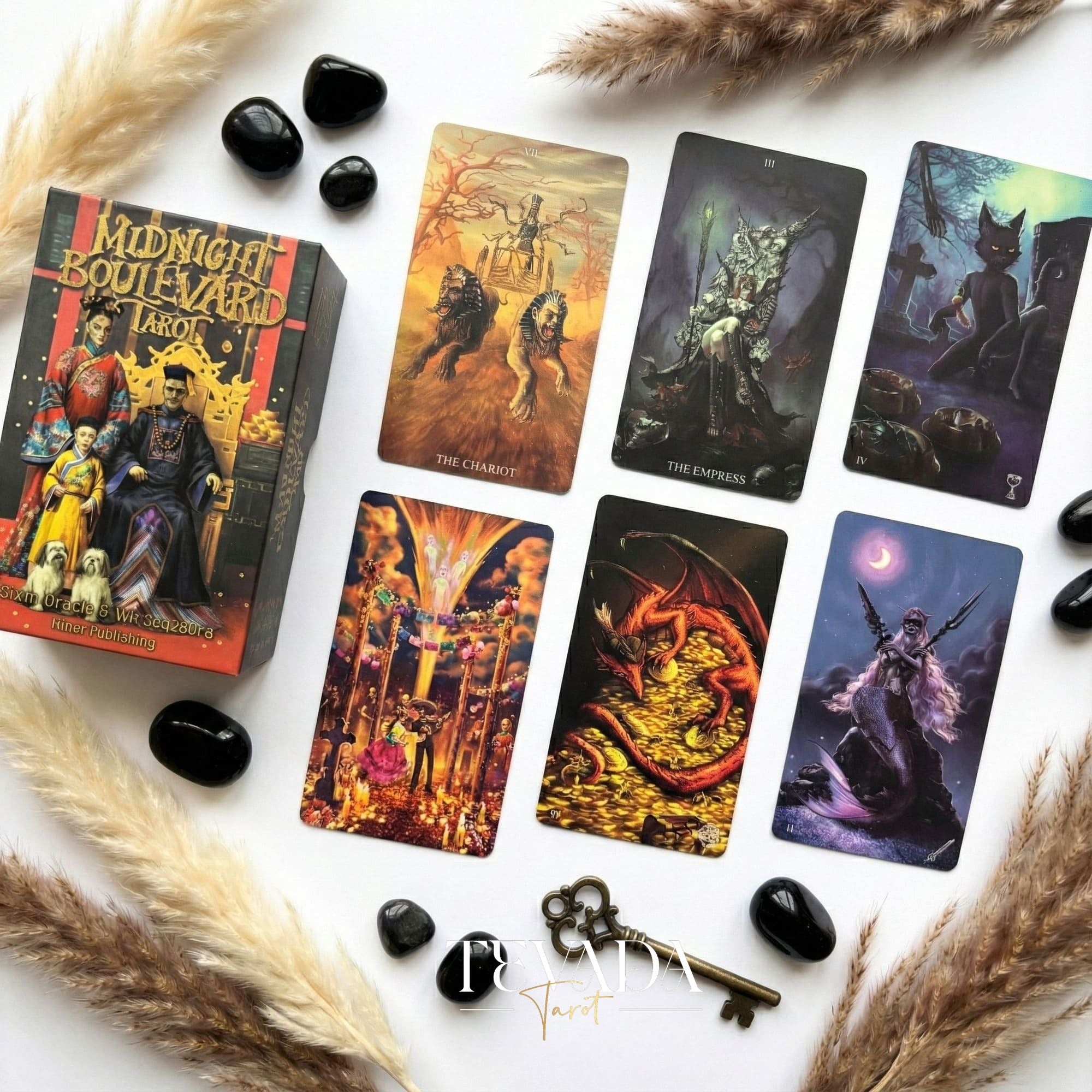 光と影を探求する神秘的なハロウィーンをテーマにしたアートワークを特徴とするミッドナイト ブールバード タロット カード