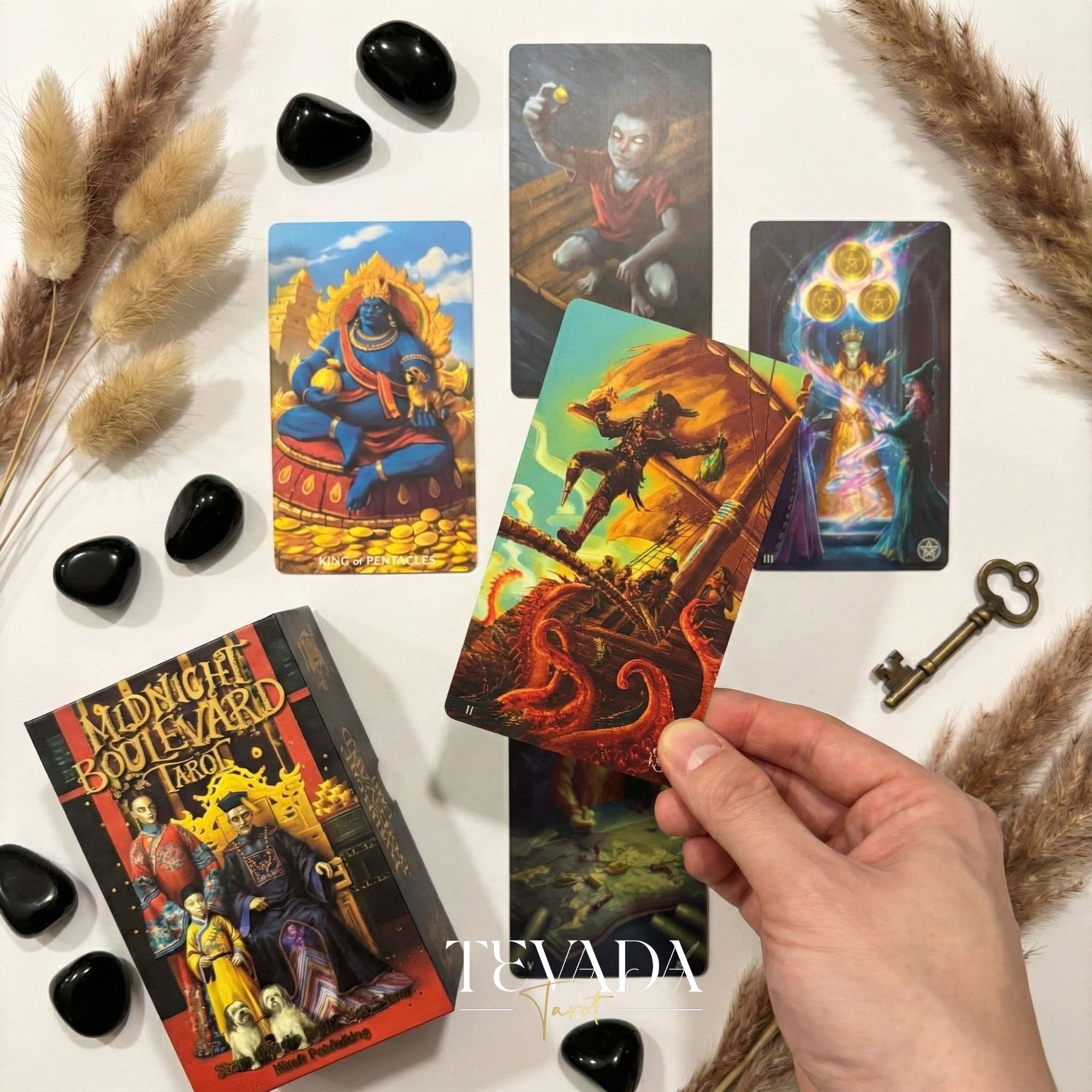 光と影を探求する神秘的なハロウィーンをテーマにしたアートワークを特徴とするミッドナイト ブールバード タロット カード