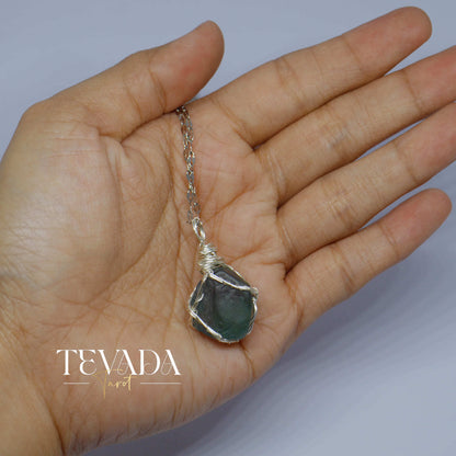 Enhance clarity and communication with the Blue Fluorite Mystic Crystal Pendant Necklace. This throat chakra stone boosts focus, intuition, and self-expression, perfect for meditation and energy healing.