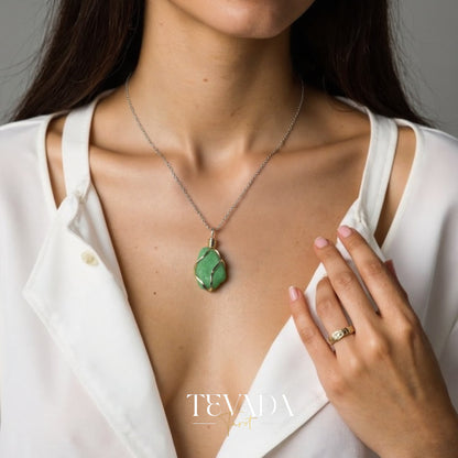 Balance emotions and enhance clarity with the Green Fluorite Mystic Crystal Pendant Necklace. A heart chakra stone for healing, focus, and spiritual protection, perfect for meditation and energy work.