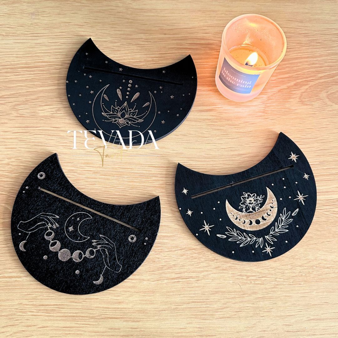 Display your favorite tarot card in style with this wooden moon-shaped stand. A mystical tool for spiritual focus, perfect for Wiccan rituals, tarot readings, and altar decor.