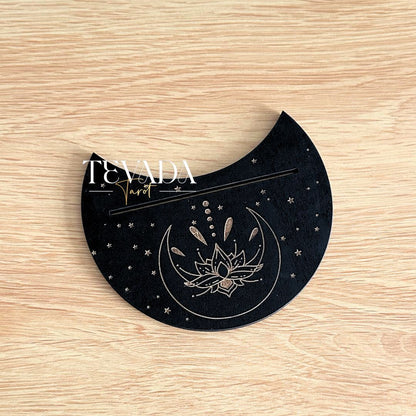 Display your favorite tarot card in style with this wooden moon-shaped stand. A mystical tool for spiritual focus, perfect for Wiccan rituals, tarot readings, and altar decor.