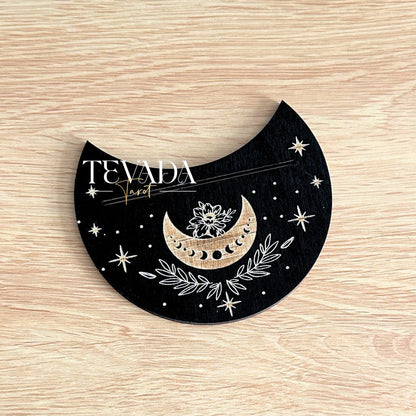 Display your favorite tarot card in style with this wooden moon-shaped stand. A mystical tool for spiritual focus, perfect for Wiccan rituals, tarot readings, and altar decor.