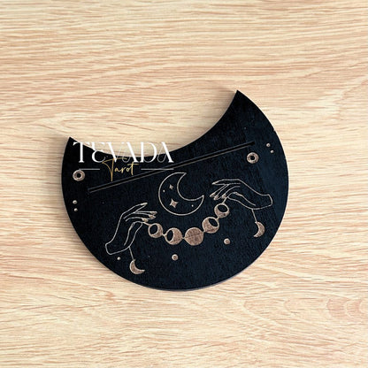 Display your favorite tarot card in style with this wooden moon-shaped stand. A mystical tool for spiritual focus, perfect for Wiccan rituals, tarot readings, and altar decor.