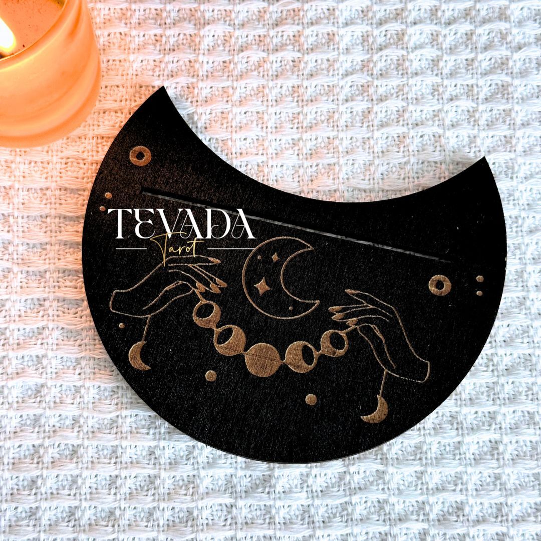 Display your favorite tarot card in style with this wooden moon-shaped stand. A mystical tool for spiritual focus, perfect for Wiccan rituals, tarot readings, and altar decor.