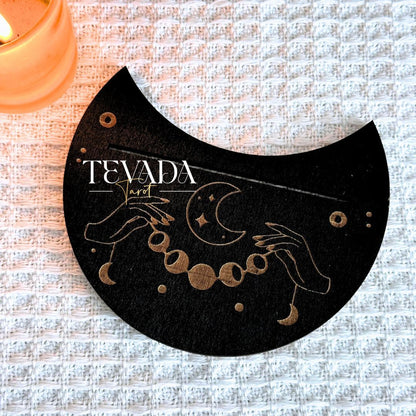 Display your favorite tarot card in style with this wooden moon-shaped stand. A mystical tool for spiritual focus, perfect for Wiccan rituals, tarot readings, and altar decor.