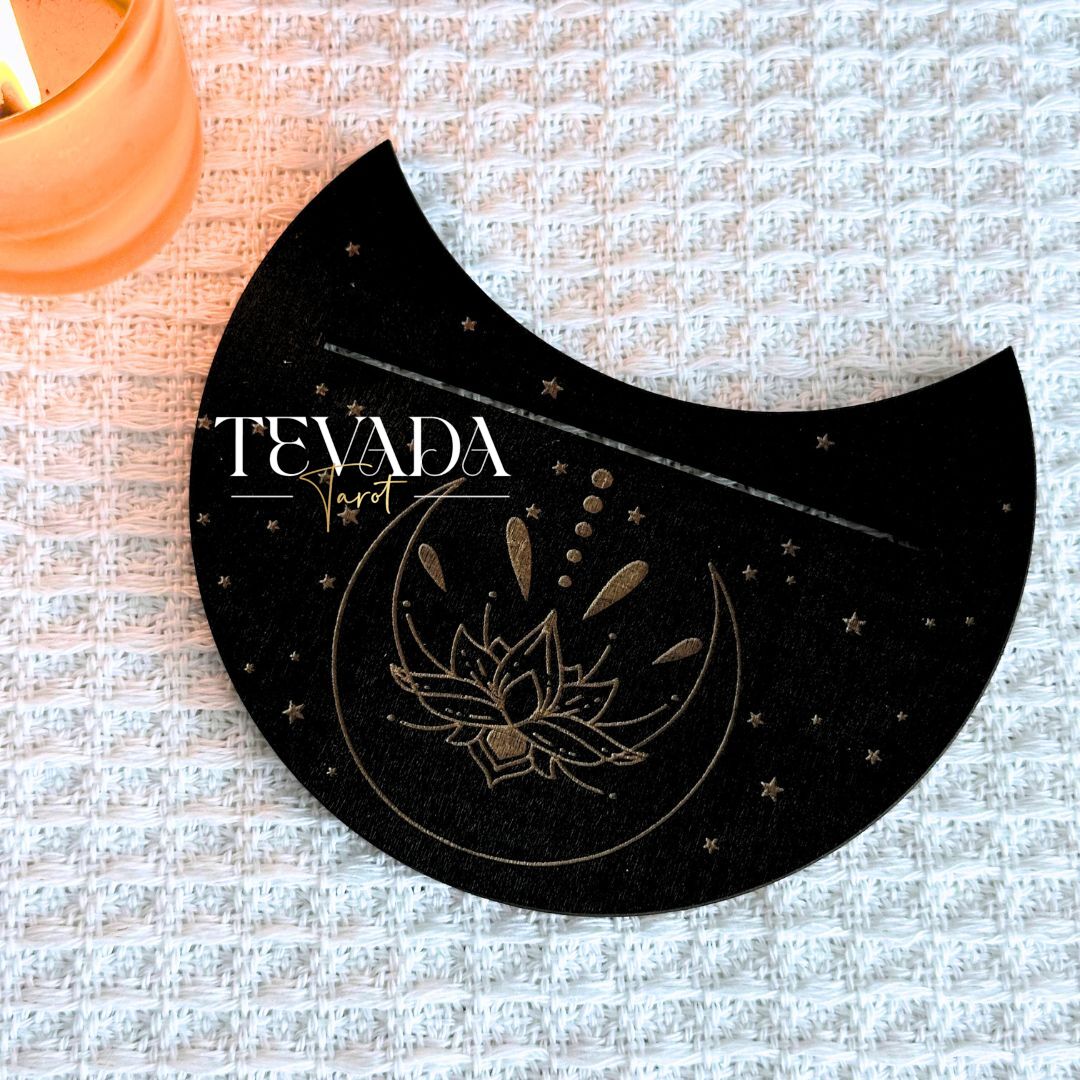 Display your favorite tarot card in style with this wooden moon-shaped stand. A mystical tool for spiritual focus, perfect for Wiccan rituals, tarot readings, and altar decor.
