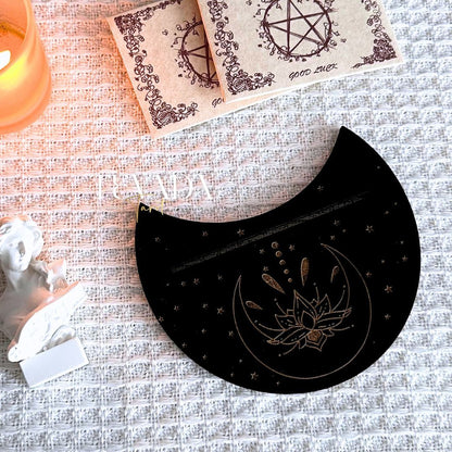 Display your favorite tarot card in style with this wooden moon-shaped stand. A mystical tool for spiritual focus, perfect for Wiccan rituals, tarot readings, and altar decor.
