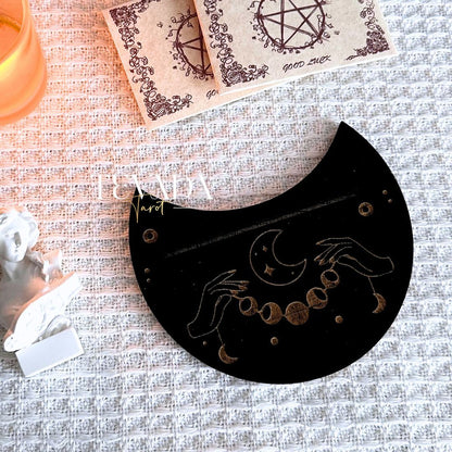 Display your favorite tarot card in style with this wooden moon-shaped stand. A mystical tool for spiritual focus, perfect for Wiccan rituals, tarot readings, and altar decor.