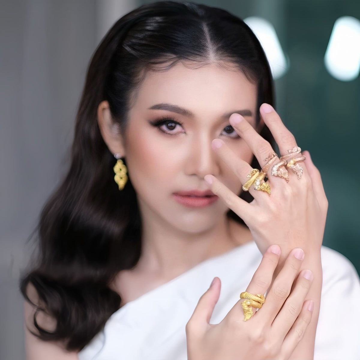 タイの精神性と優雅さが融合したナーガ ディバイン ドラゴン チャーム リングをご覧ください。幸運と幸運が込められたこの 24K ゴールドメッキのお守りは、保護と繁栄の象徴です。神秘的な魅力を感じてください！