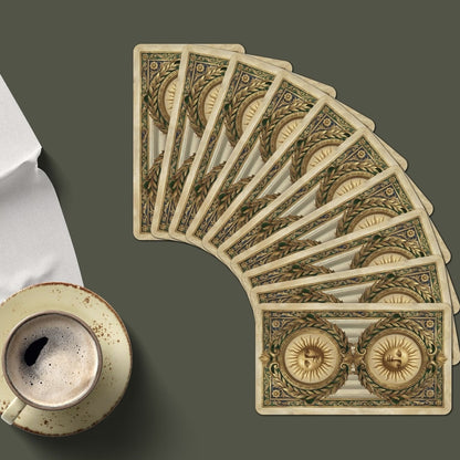 Neophilia Tarot Deck cartes de tarot indépendantes néoclassiques vintage pour une réflexion personnelle profonde et des rituels spirituels quotidiens.