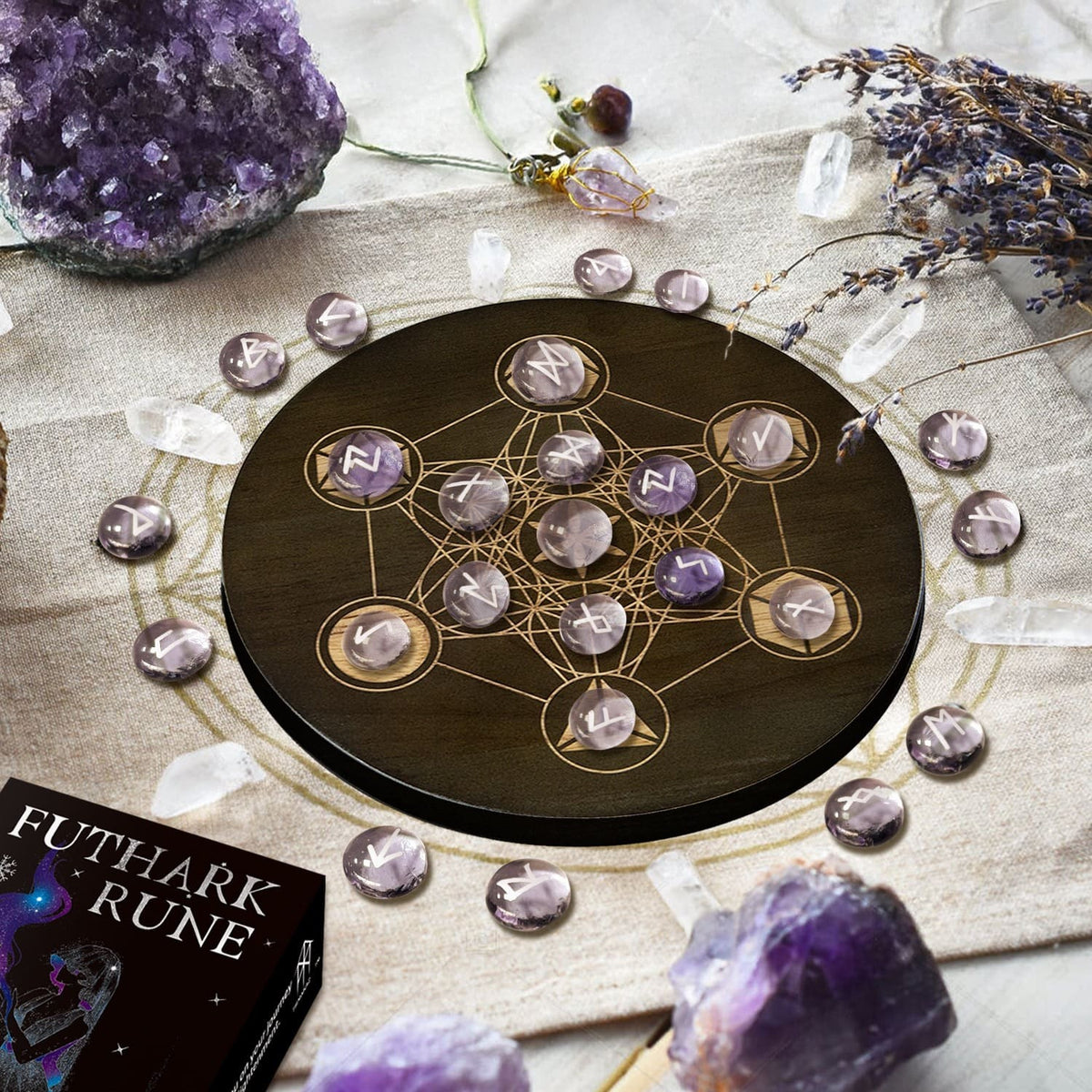 Pierre runique en verre violet sertie d&