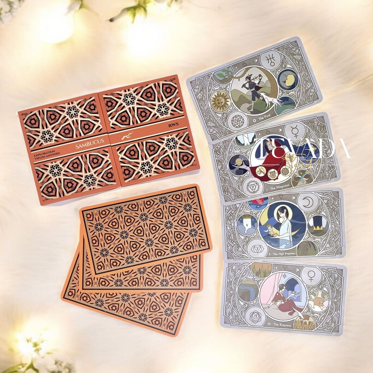 Descubra Sambucus Tarot II, una baraja Rider-Waite minimalista con un diseño horizontal único y un diseño de caja de inspiración vintage para lecturas intuitivas y modernas.