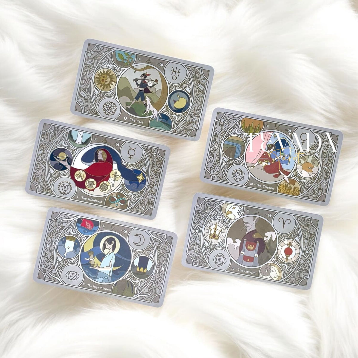 Descubra Sambucus Tarot II, una baraja Rider-Waite minimalista con un diseño horizontal único y un diseño de caja de inspiración vintage para lecturas intuitivas y modernas.