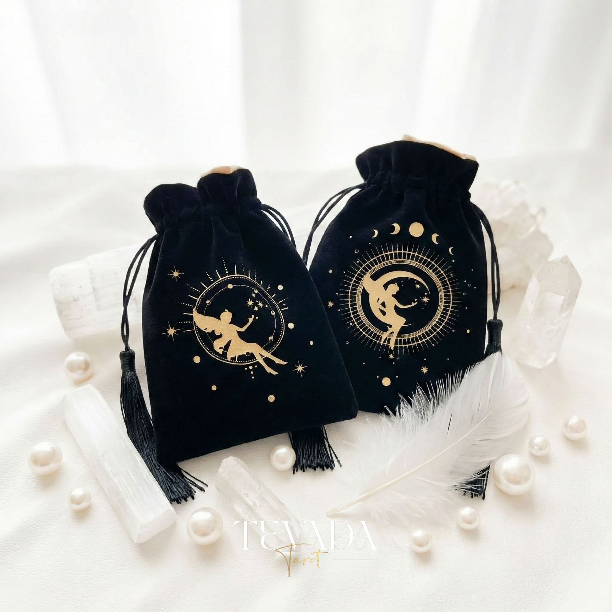 Bolsa de tarot de terciopelo negro con estampado dorado y borlas para proteger barajas de tarot y cristales en un altar de brujas.