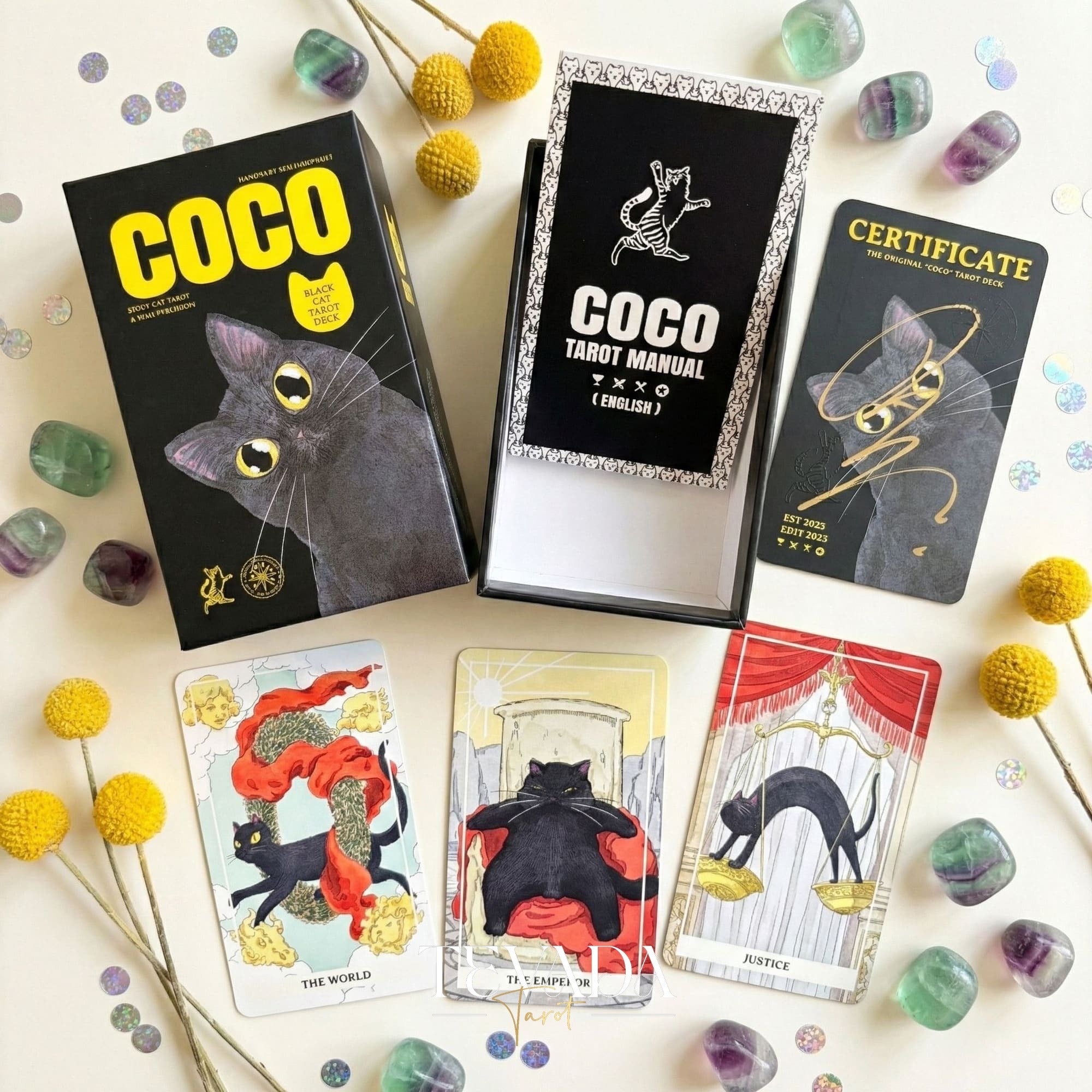 Coco Black Cat Tarot PRO Edition avec des illustrations ludiques de chats noirs pour une divination intuitive et des conseils quotidiens.