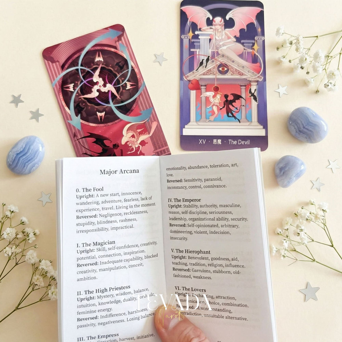 Dreamy Wings Tarot Deck, caprichosas cartas de tarot independientes de dibujos animados para un trabajo suave con las sombras y una autorreflexión curativa.
