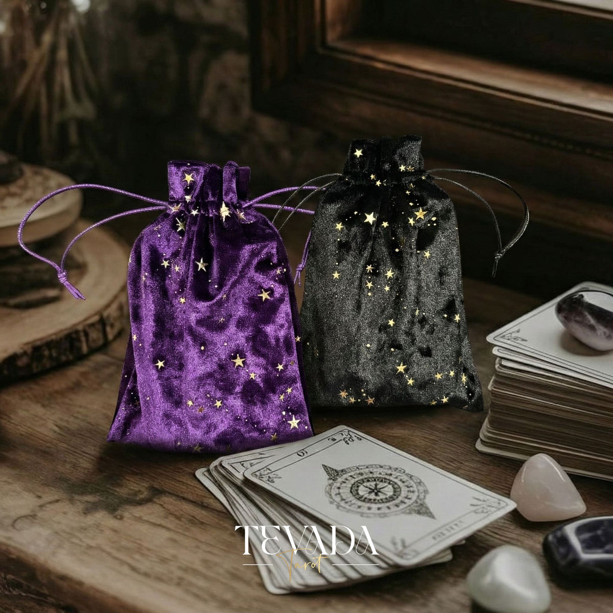 THE GALAXY Velvet Tarot Pouch en noir et violet avec des étoiles dorées pour protéger les jeux de tarot et le décor de l’autel