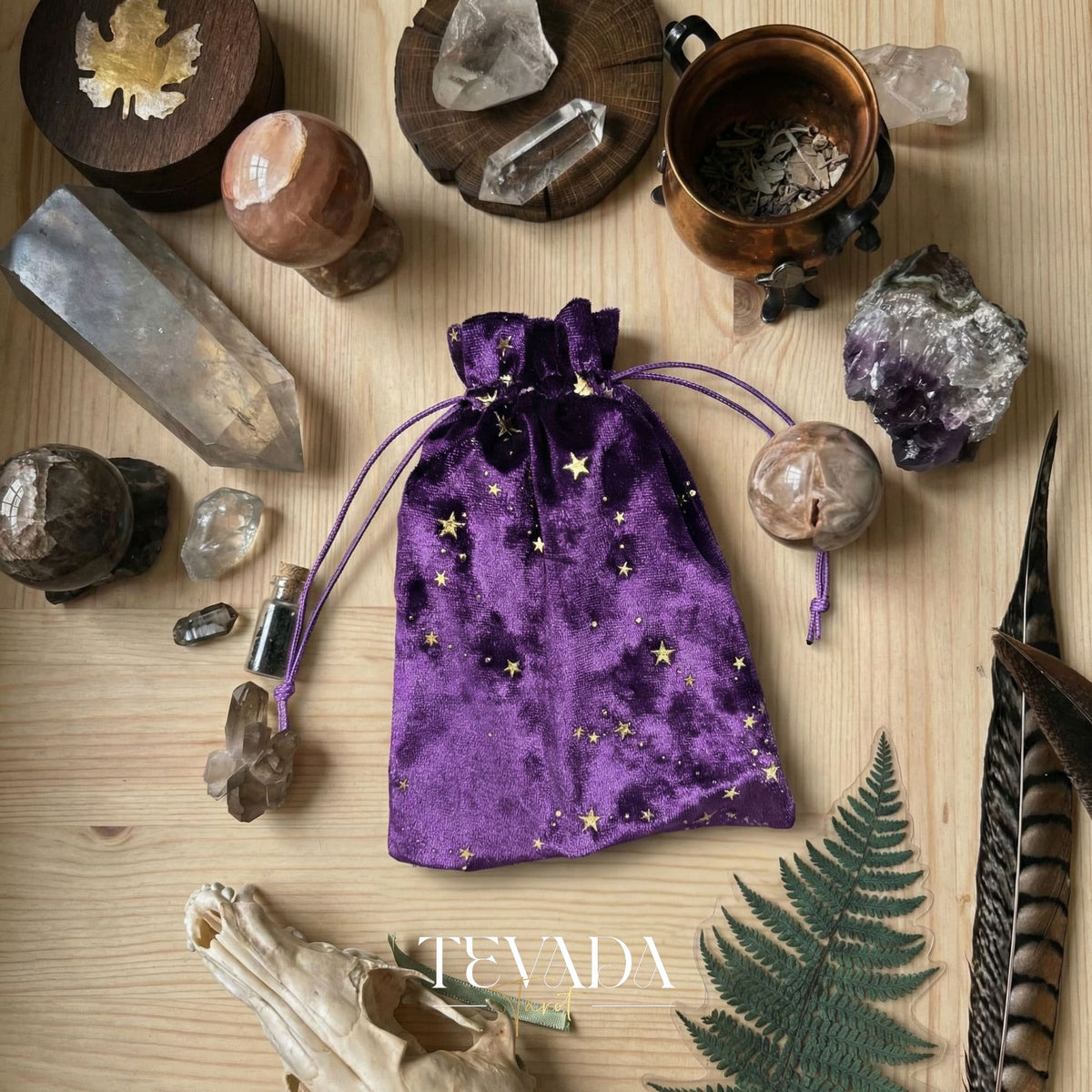 THE GALAXY Velvet Tarot Pouch en noir et violet avec des étoiles dorées pour protéger les jeux de tarot et le décor de l’autel