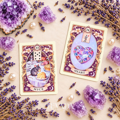 Las cartas de Ratones y Corazón Lenormand dispuestas entre cristales de amatista y ramitas de lavanda sobre un fondo pálido.