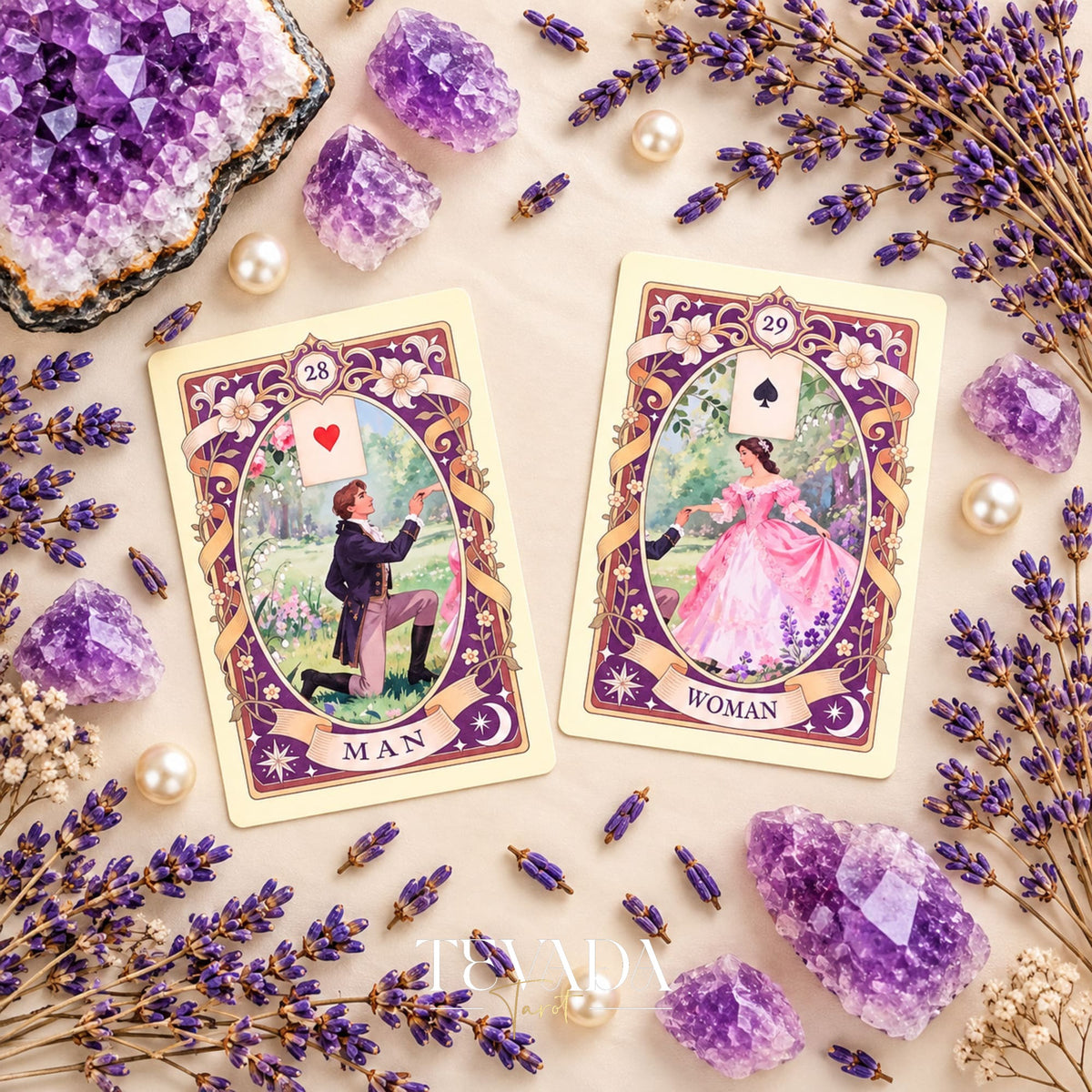 Las tarjetas con retratos de Hombre y Mujer de Gilded Spring Encounter Lenormand, enmarcadas en púrpura y oro y rodeadas de amatista y lavanda.