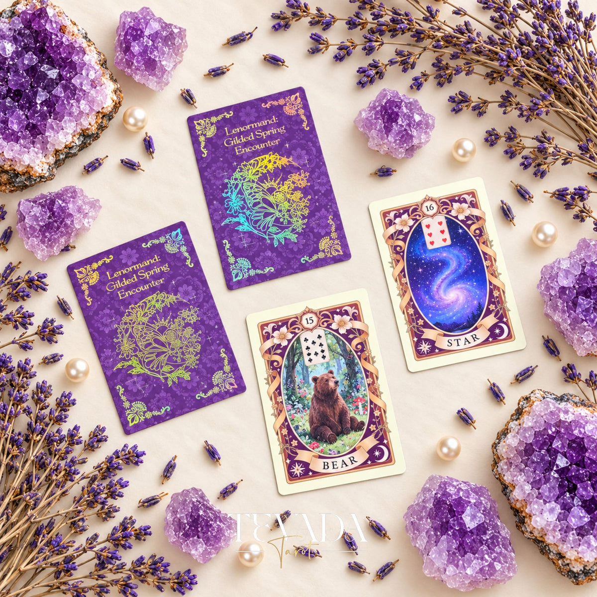 Las cartas del Oso y la Estrella junto al reverso de las cartas florales de color púrpura de Gilded Spring Encounter Lenormand, dispuestas entre cristales de amatista y lavanda.