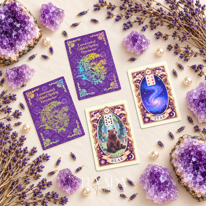 Las cartas del Oso y la Estrella junto al reverso de las cartas florales de color púrpura de Gilded Spring Encounter Lenormand, dispuestas entre cristales de amatista y lavanda.