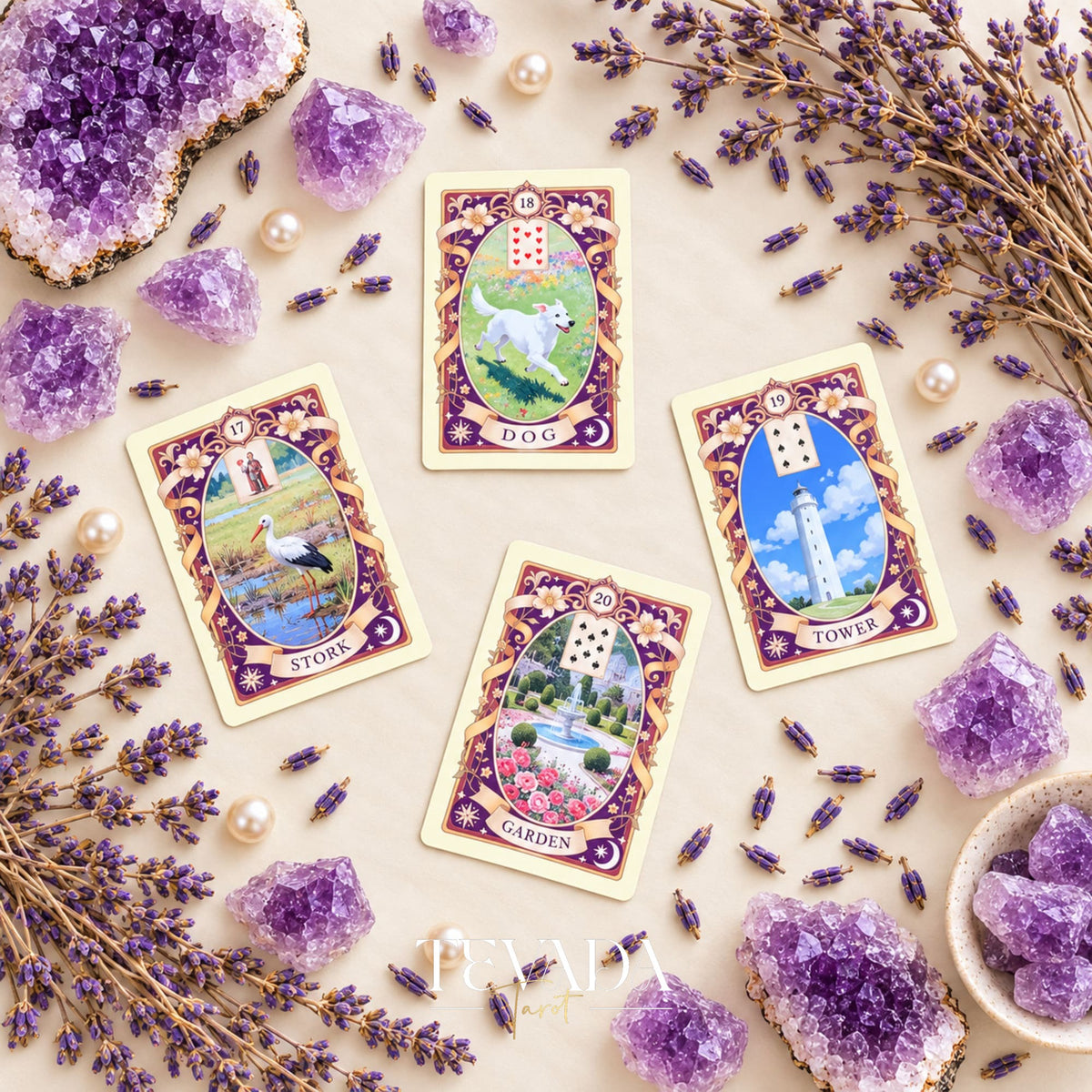 Las cartas de Cigüeña, Perro, Jardín y Torre Lenormand se muestran en marcos ornamentados con cristales de amatista y ramitas de lavanda.