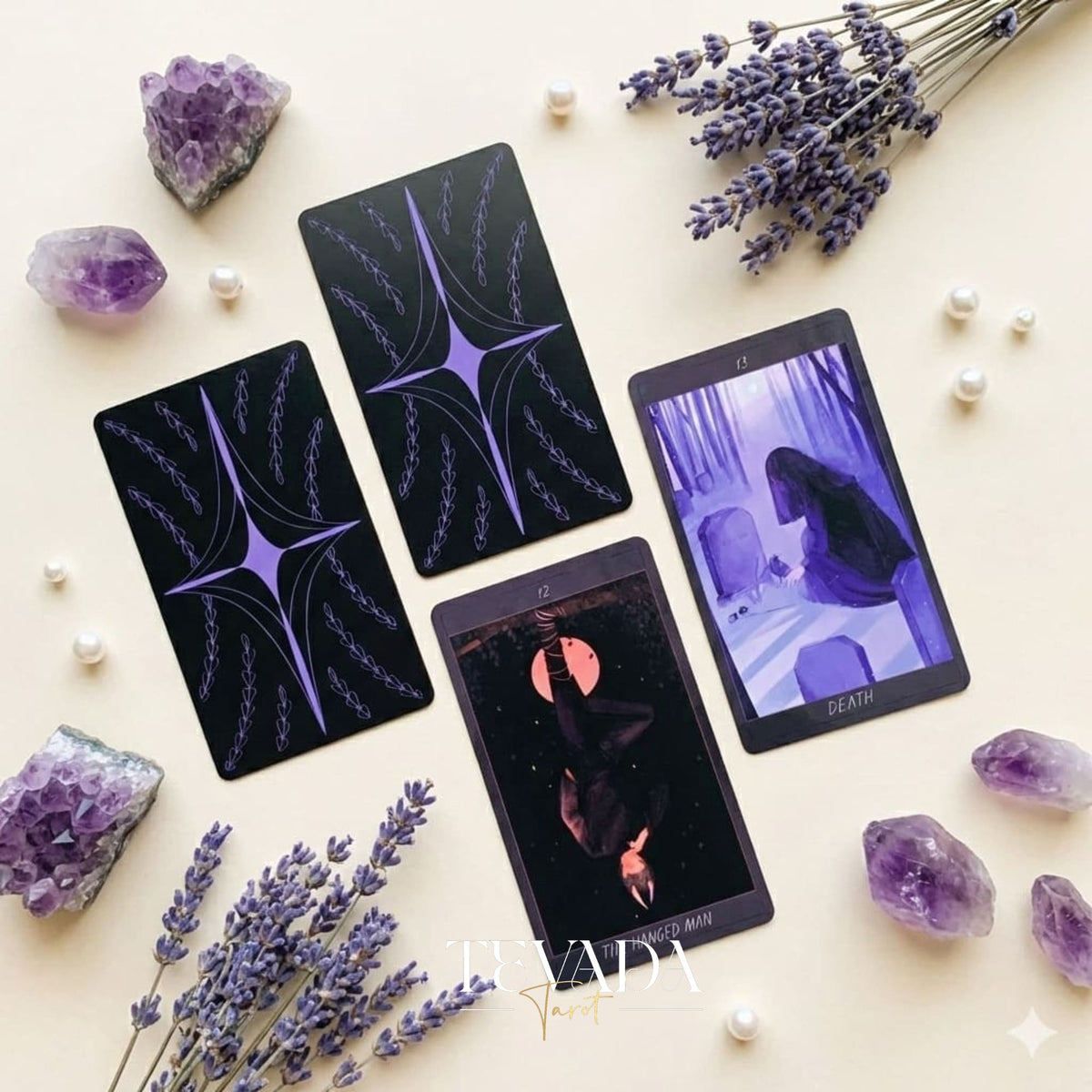 Jeu de tarot au miel et à la lavande présentant un art de style asiatique gothique doux pour le travail de l&