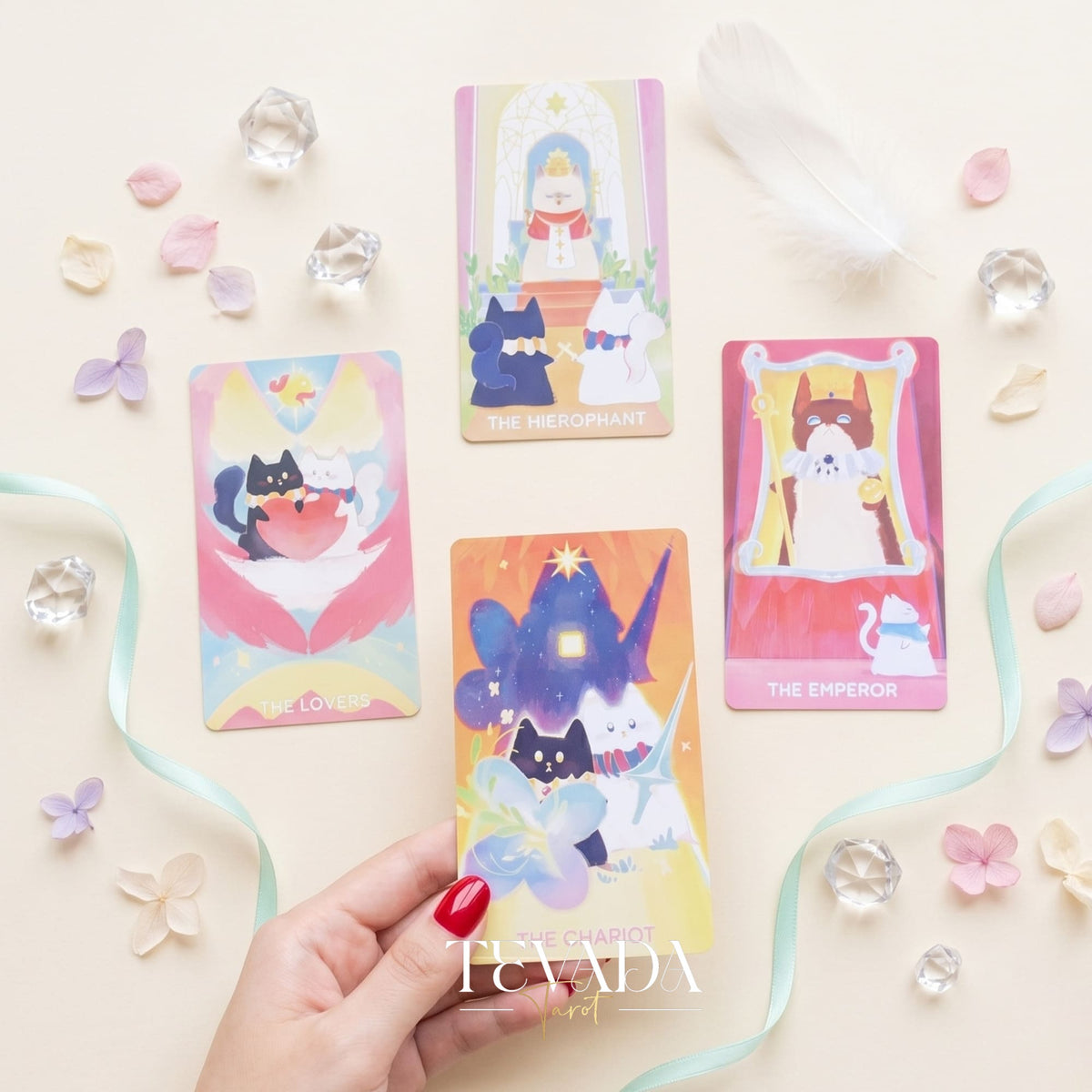ミスティック ニャーズ タロット ピンク デラックス デッキは、プレミアム 330gsm ブラック コア カードに夢のような猫のイラストが描かれ、青いスプラッターとシルバーの輝きエッジが特徴で、磁気フリップトップの硬質ボックスに入っています。