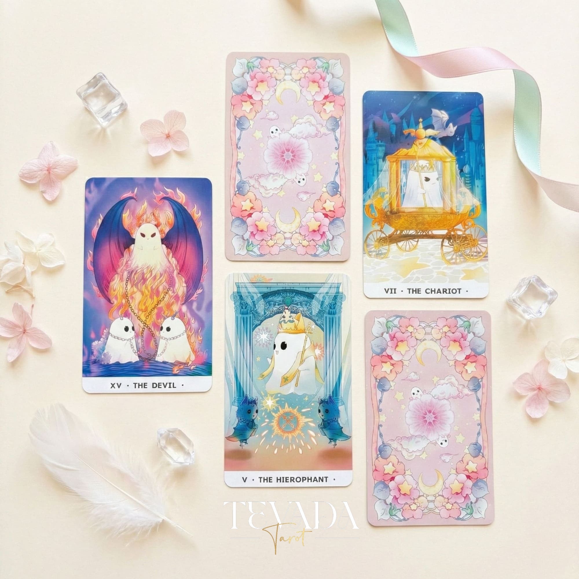 Tarot de Orchid Valley con lindo arte fantasma en colores pastel y bordes plateados holográficos para la adivinación curativa.