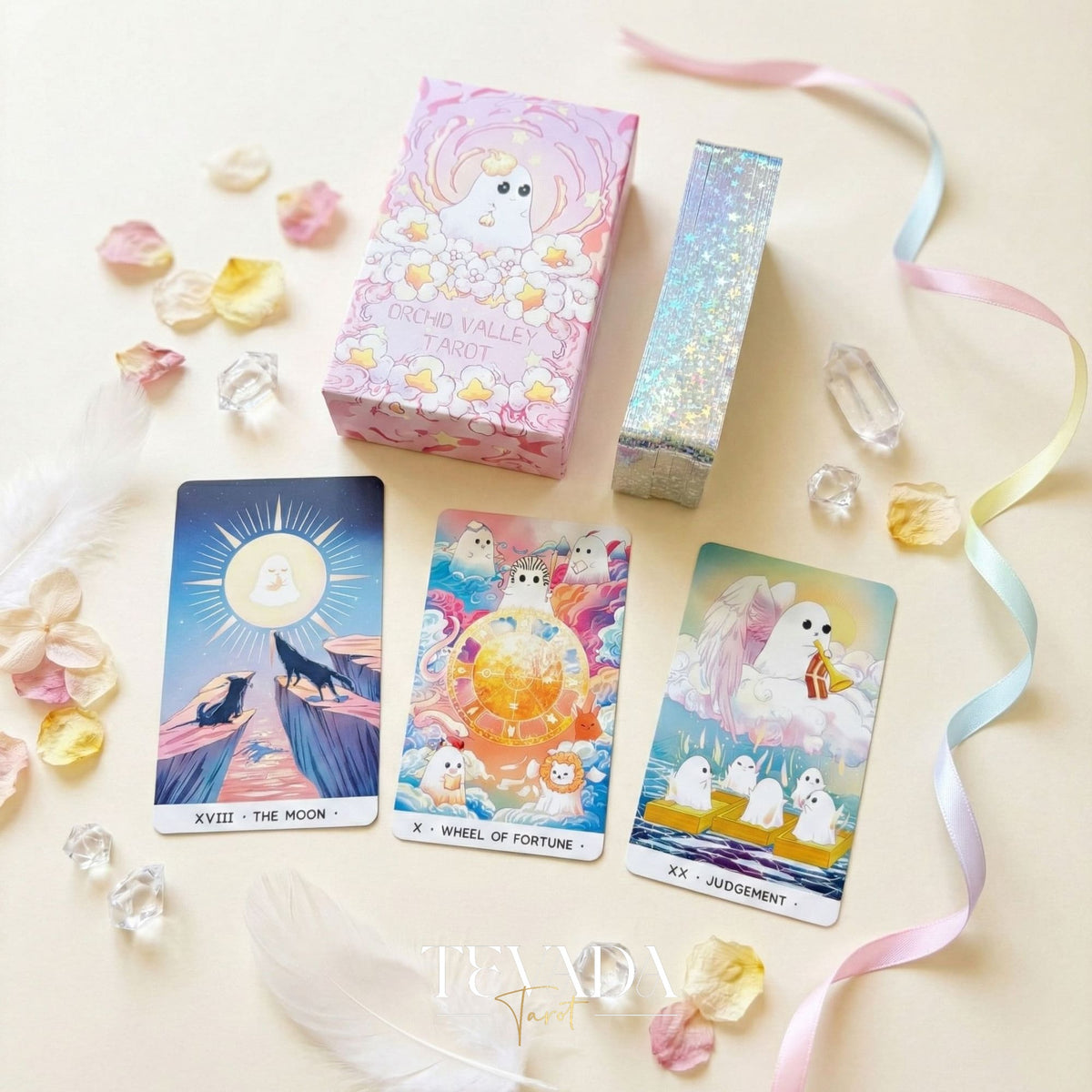Tarot de Orchid Valley con lindo arte fantasma en colores pastel y bordes plateados holográficos para la adivinación curativa.