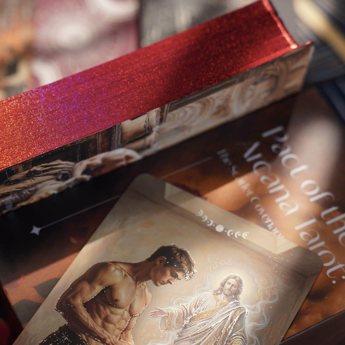 Pacte du Tarot Arcanes, jeu de romance sombre avec bords dorés rouges pour la réflexion des ombres