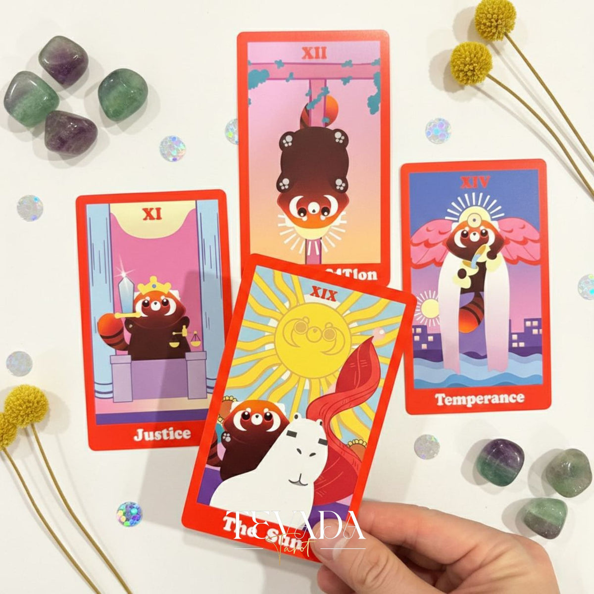 Le jeu de tarot indépendant de dessin animé mignon Red Panda Tarot avec des bords en feuille rouge pour la divination des débutants et le rituel quotidien.