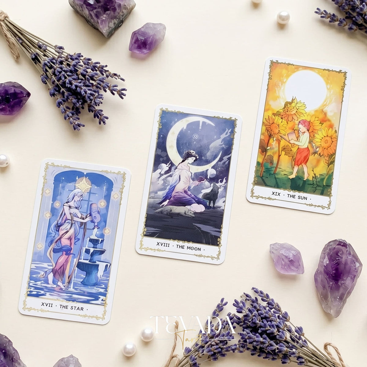 Silent Desolate Tarot DELUXE misteriosa y etérea baraja de tarot independiente de anime con bordes holográficos plateados para trabajar con las sombras.