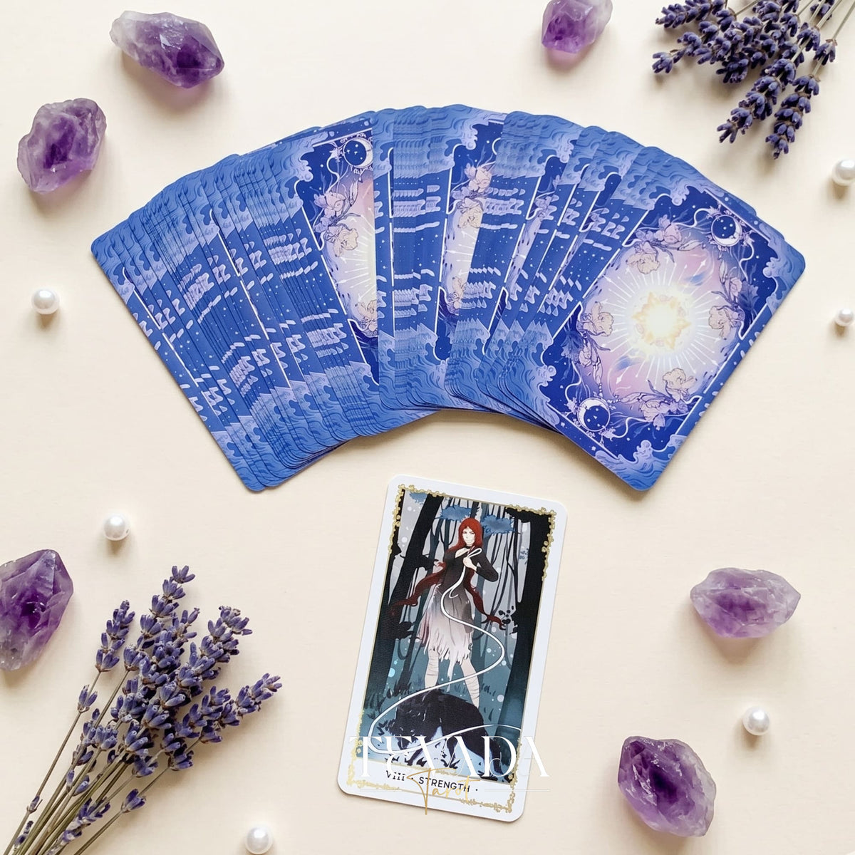 Silent Desolate Tarot DELUXE misteriosa y etérea baraja de tarot independiente de anime con bordes holográficos plateados para trabajar con las sombras.