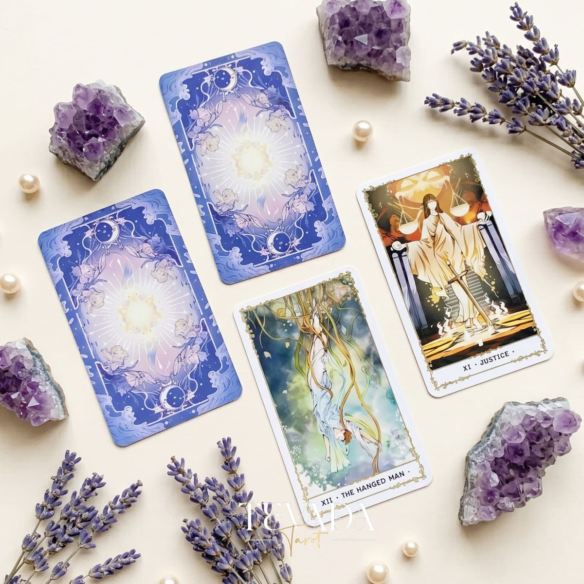 Silent Desolate Tarot DELUXE misteriosa y etérea baraja de tarot independiente de anime con bordes holográficos plateados para trabajar con las sombras.