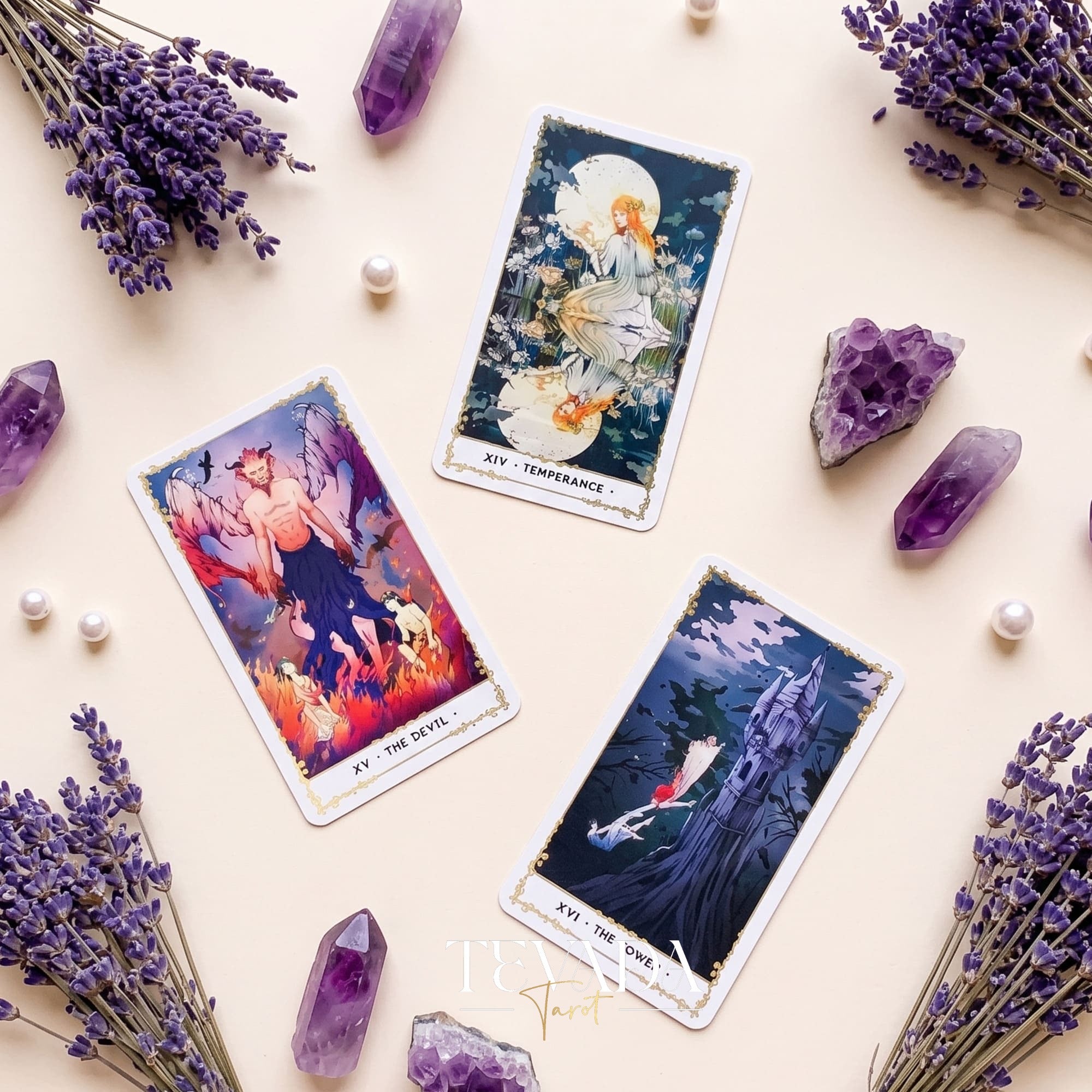 Silent Desolate Tarot DELUXE misteriosa y etérea baraja de tarot independiente de anime con bordes holográficos plateados para trabajar con las sombras.