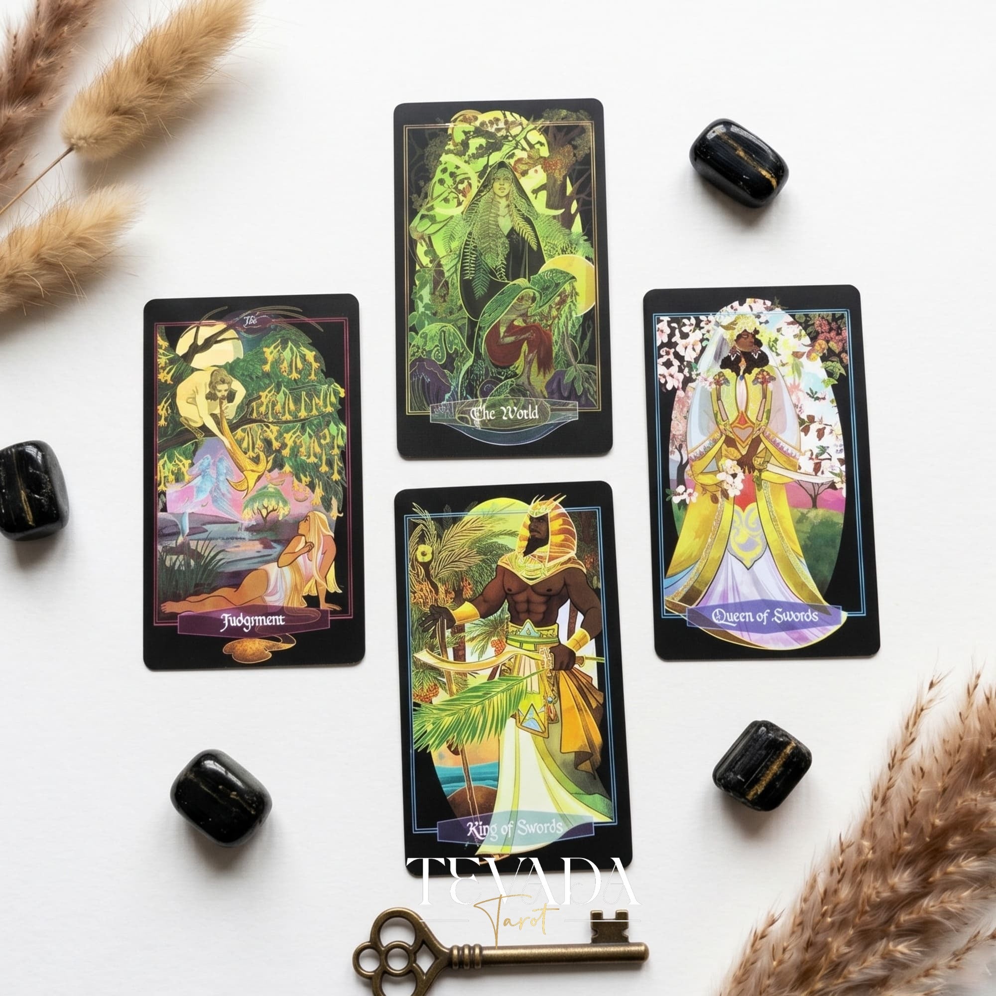 The Children of Ostara Tarot BLACK Edition は、魔法と癒しのための神秘的な植物のインディー タロット デッキです。
